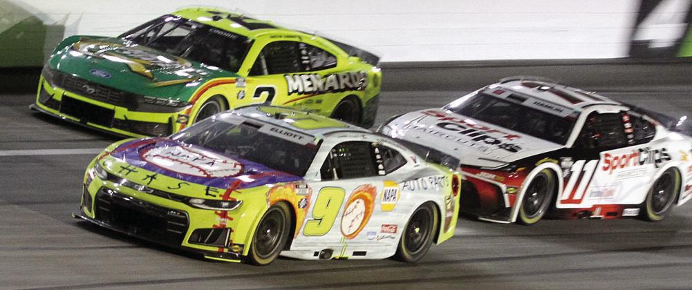 Chase Elliott (9) battles for position coming off turn four during Sunday’s Quaker State 400. He led twice for five laps. BRAD HARRISON/Staff
