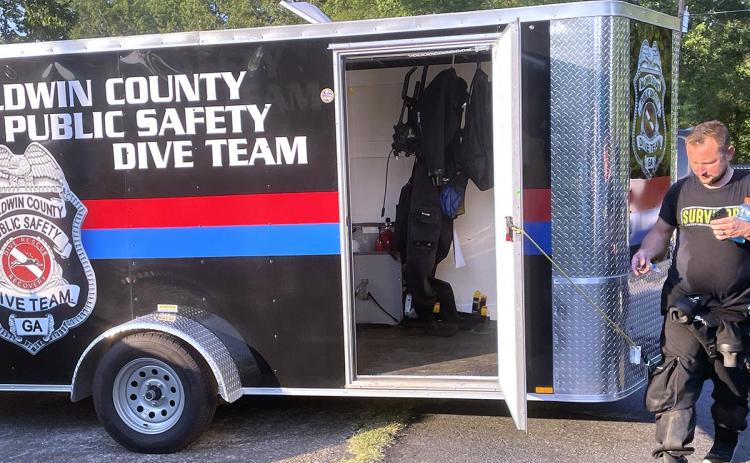 Dep. Lt. Brandon Towe gets ready to go back out in the water to continue the search. (Photo by Lynn Hobbs)