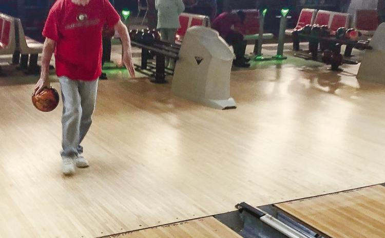 Blind bowler continues throwing strikes