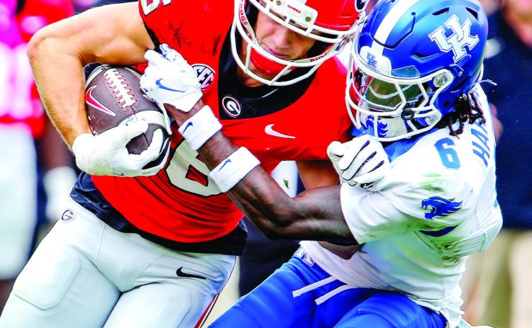 Georgia wide receiver London Humphreys tries to stay in bounds while fighting off Kentucky defensive back JQ Hardaway. LANCE McCURLEY/Staff