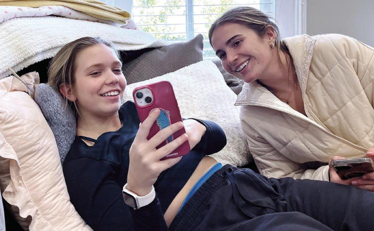 Sarah Richardson and Kathryn Merck watch a funny TikTok together. AMELIE SENGUPTA/Staff