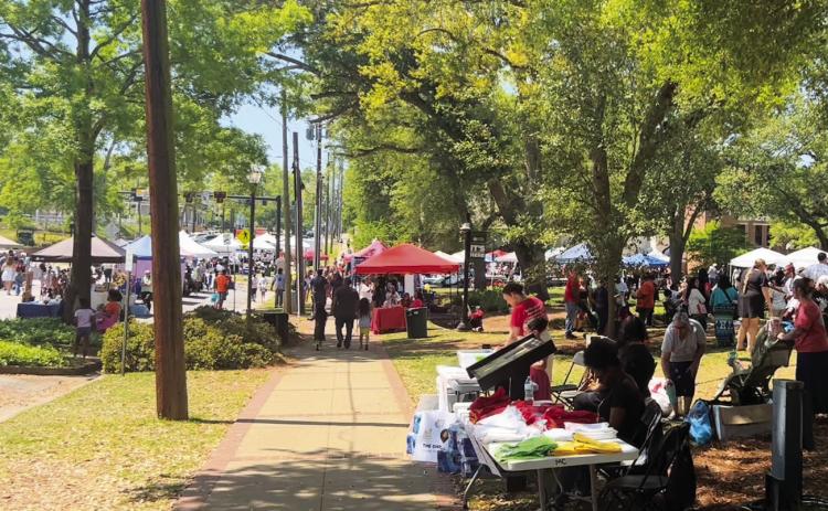 Hundreds crowd Georgia College and State University’s Front Campus Saturday for the 12th annual ArtHealthy Festival. PHOTOS CONTRIBUTED