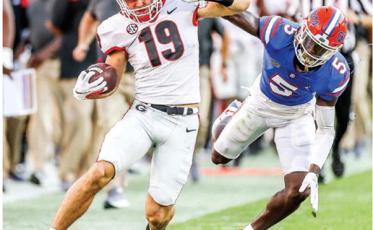 Georgia tight end Brock Bowers (19) tiptoes down the sideline during 2021 game against Florida. MACKENZIE MILES/UGA Athletics